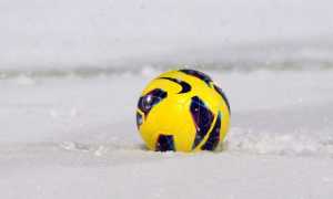 Pallone da calcio nella neve