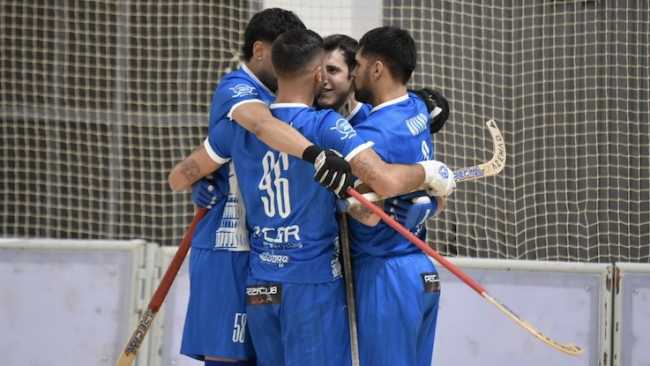 azzurra hockey abbraccio foto archivio