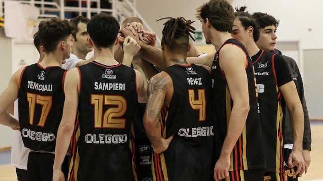 omb maglia nera gruppo mani