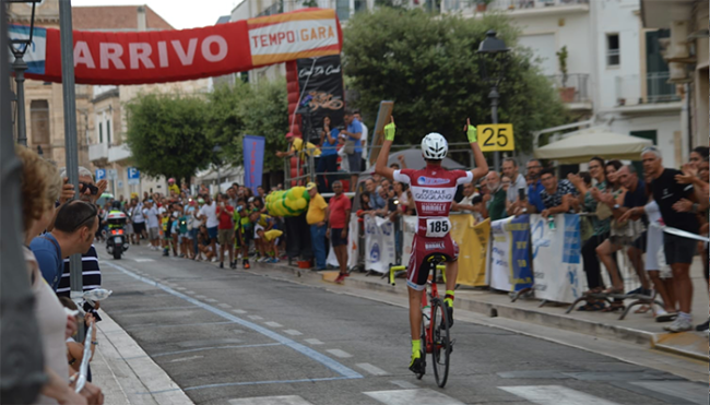 porcelli vince alberobello pedale cicslimo traguardo mani