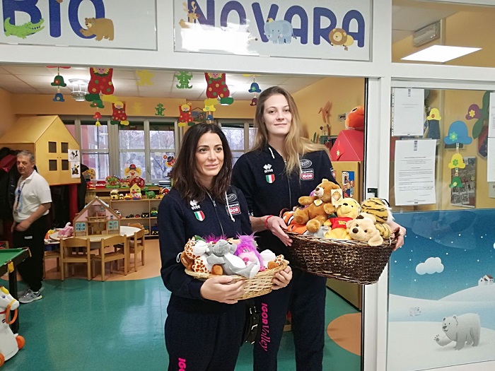 Le giocatrici della Igor in visita alla pediatria dell'Ospedale Maggiore