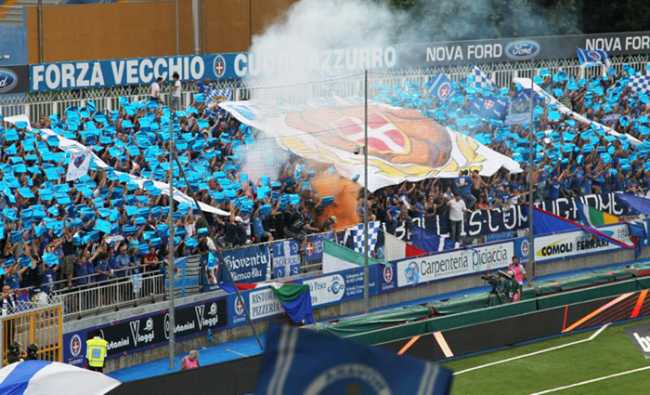 Novara Calcio tribuna fumogeni