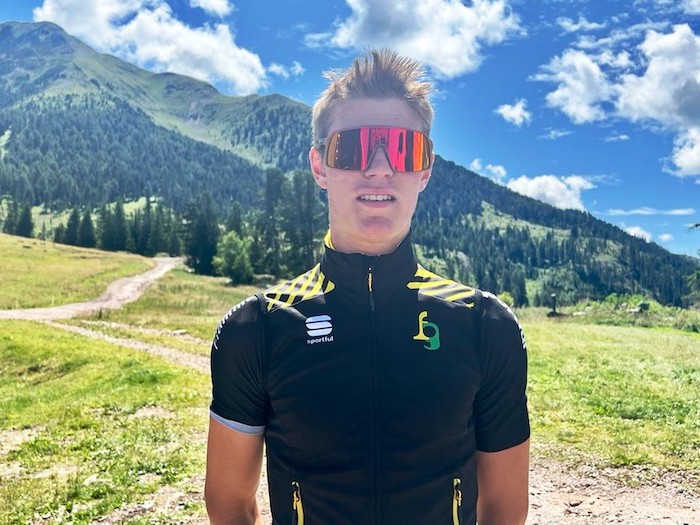 Gabriele Matli con la squadra juniores di sci nordico in allenamento ad Anterselva
