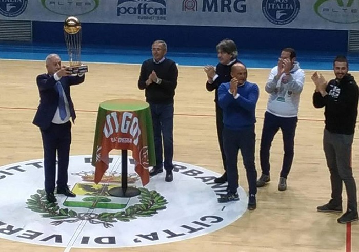 Paffoni sempre più prima! Milano kappaò con la coppa mostrata al pubblico