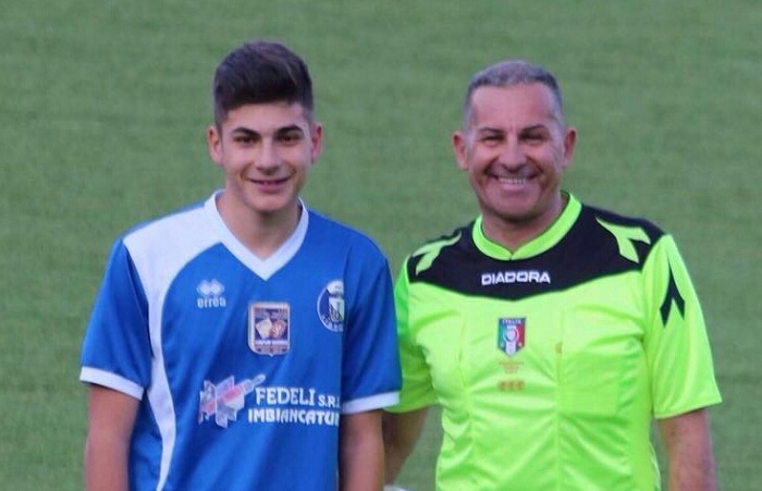 Quando un padre arbitra il proprio figlio in una partita di calcio....